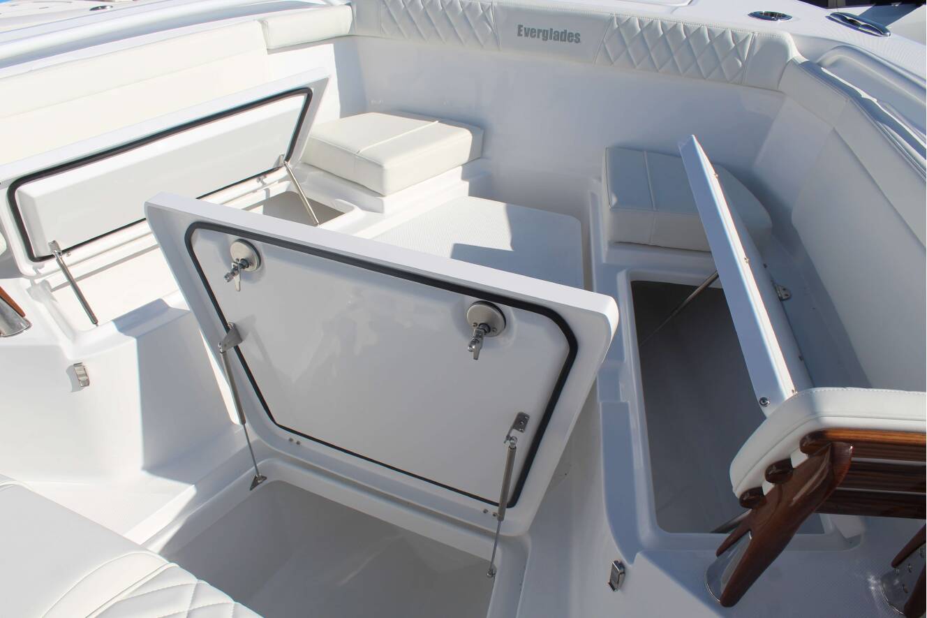 A photo of this 2026 Everglades 395 CC