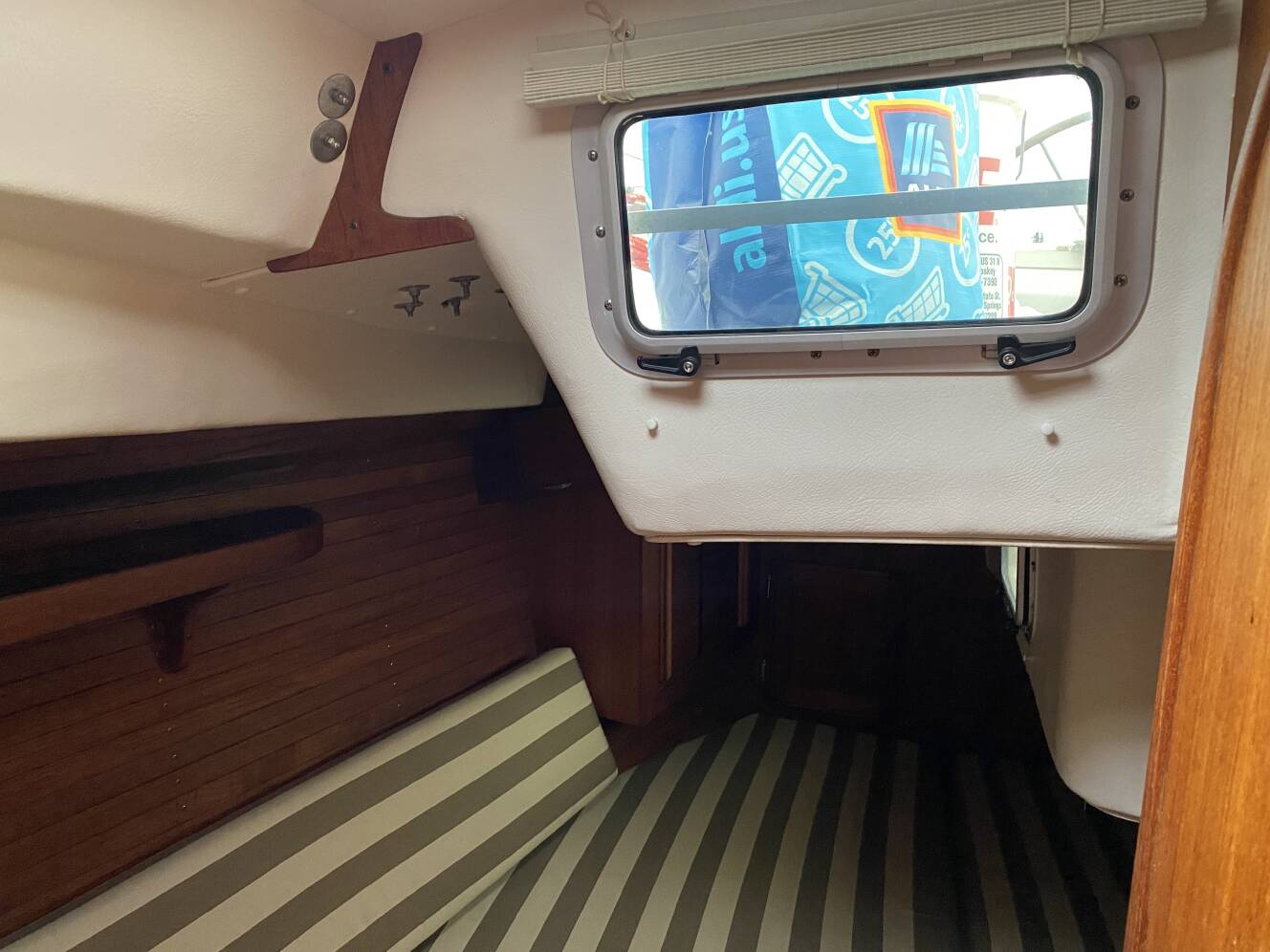 A photo of this 1989 J/Boats J/40
