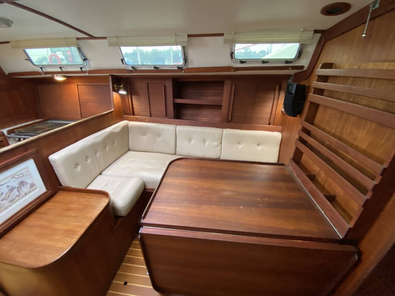 A photo of this 1989 J/Boats J/40