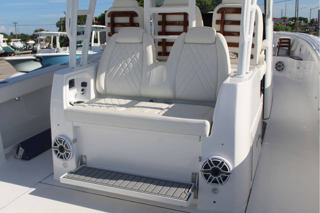 A photo of this 2026 Everglades 395 CC