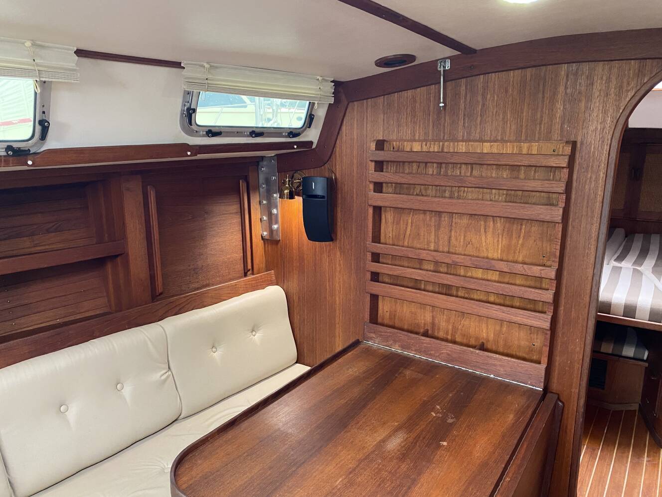 A photo of this 1989 J/Boats J/40