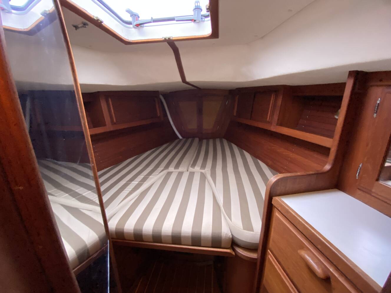 A photo of this 1989 J/Boats J/40