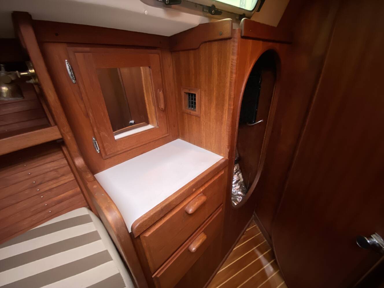 A photo of this 1989 J/Boats J/40