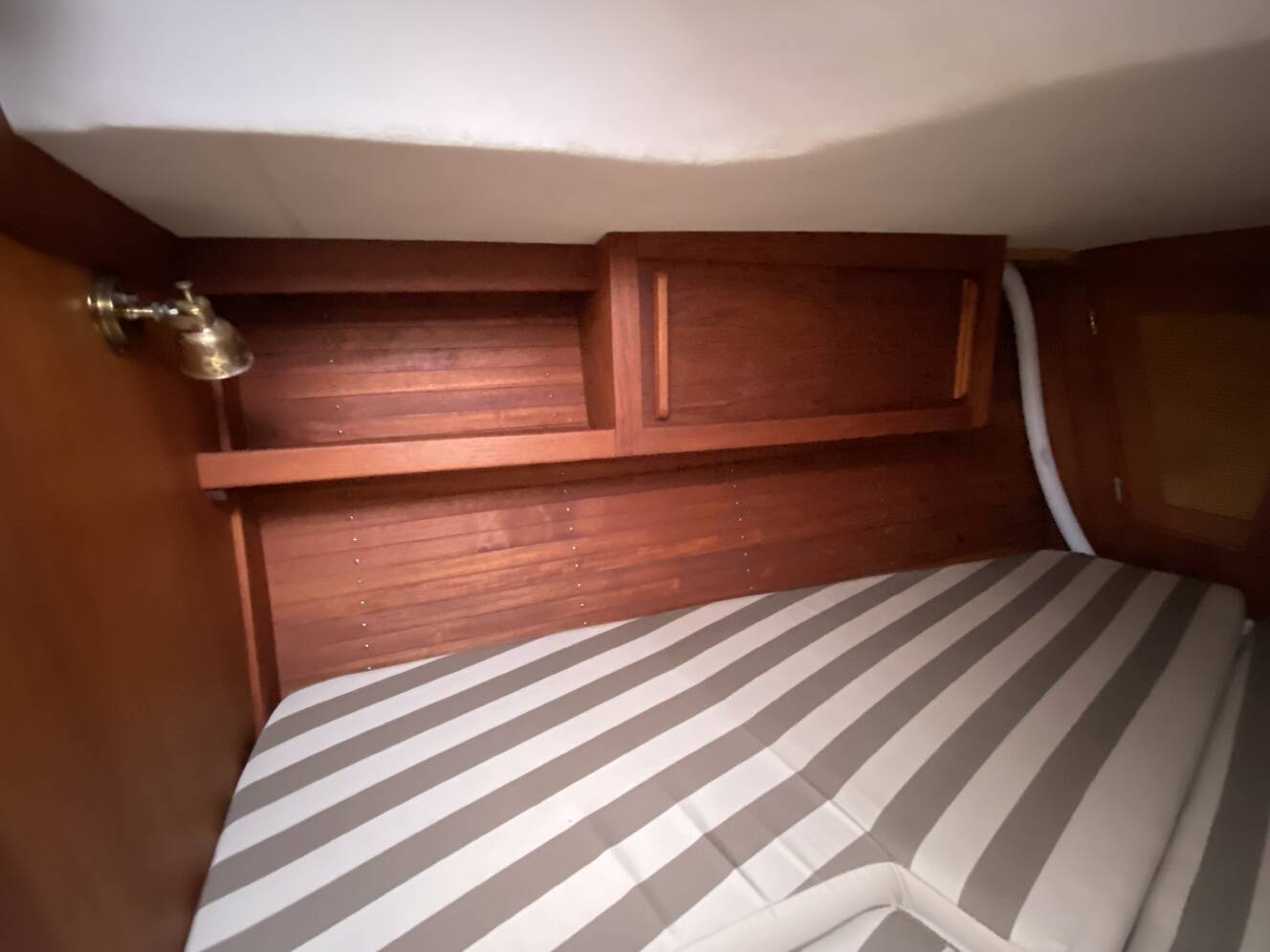 A photo of this 1989 J/Boats J/40