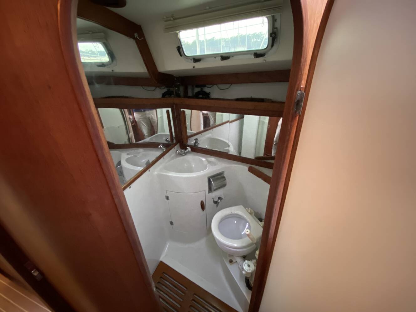 A photo of this 1989 J/Boats J/40