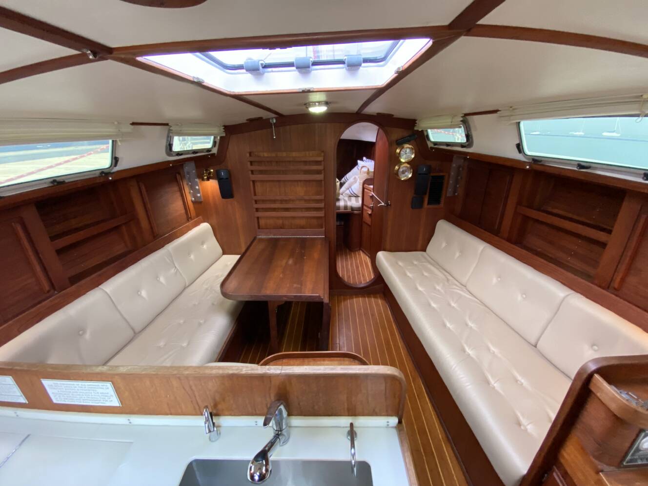 A photo of this 1989 J/Boats J/40