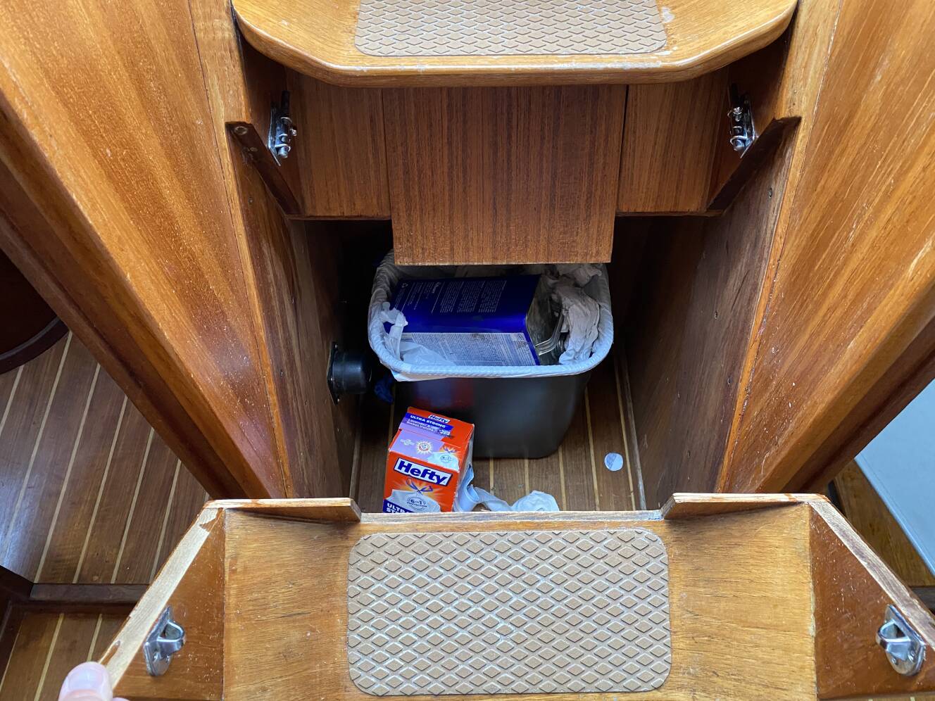 A photo of this 1989 J/Boats J/40
