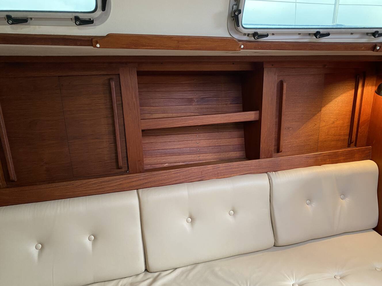 A photo of this 1989 J/Boats J/40