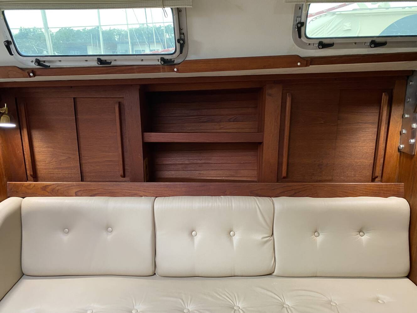 A photo of this 1989 J/Boats J/40