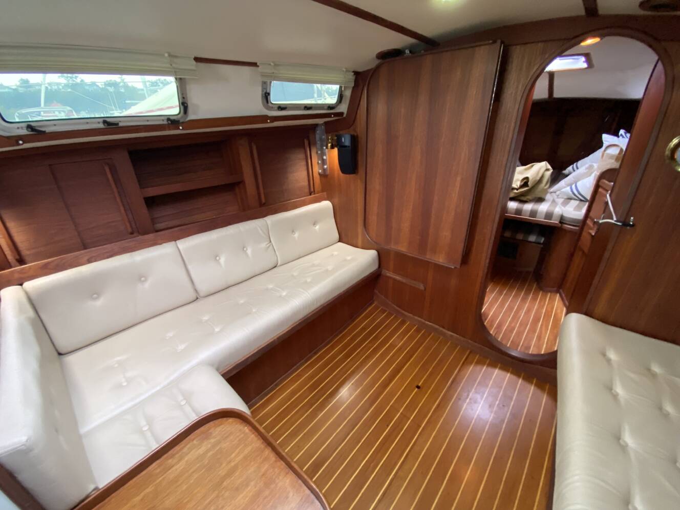A photo of this 1989 J/Boats J/40
