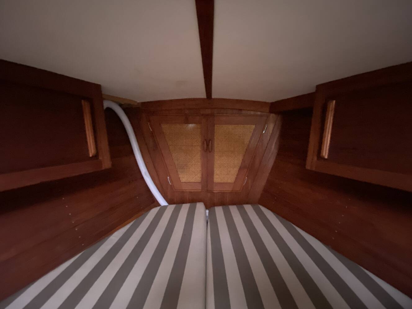A photo of this 1989 J/Boats J/40