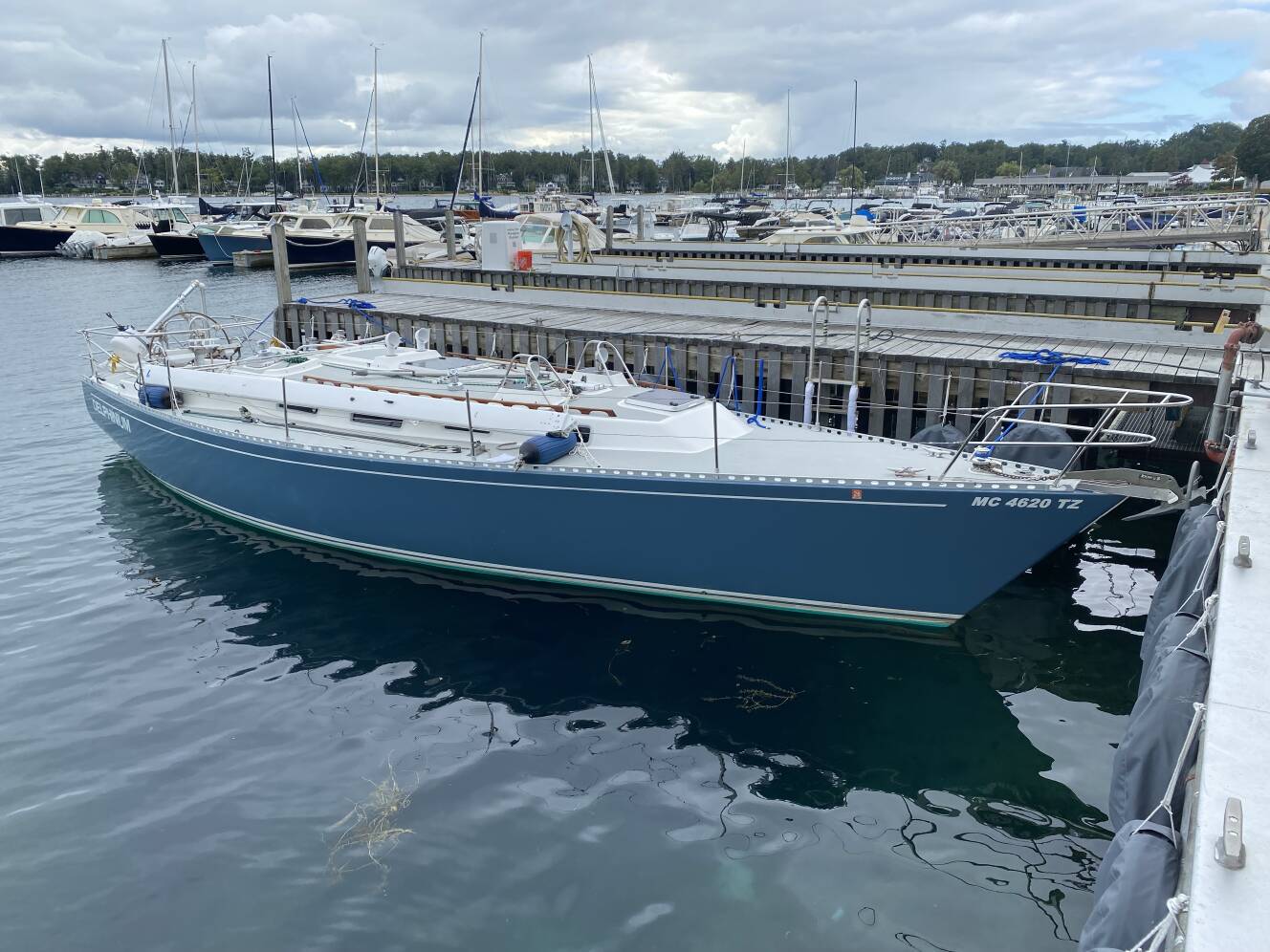 A photo of this 1989 J/Boats J/40