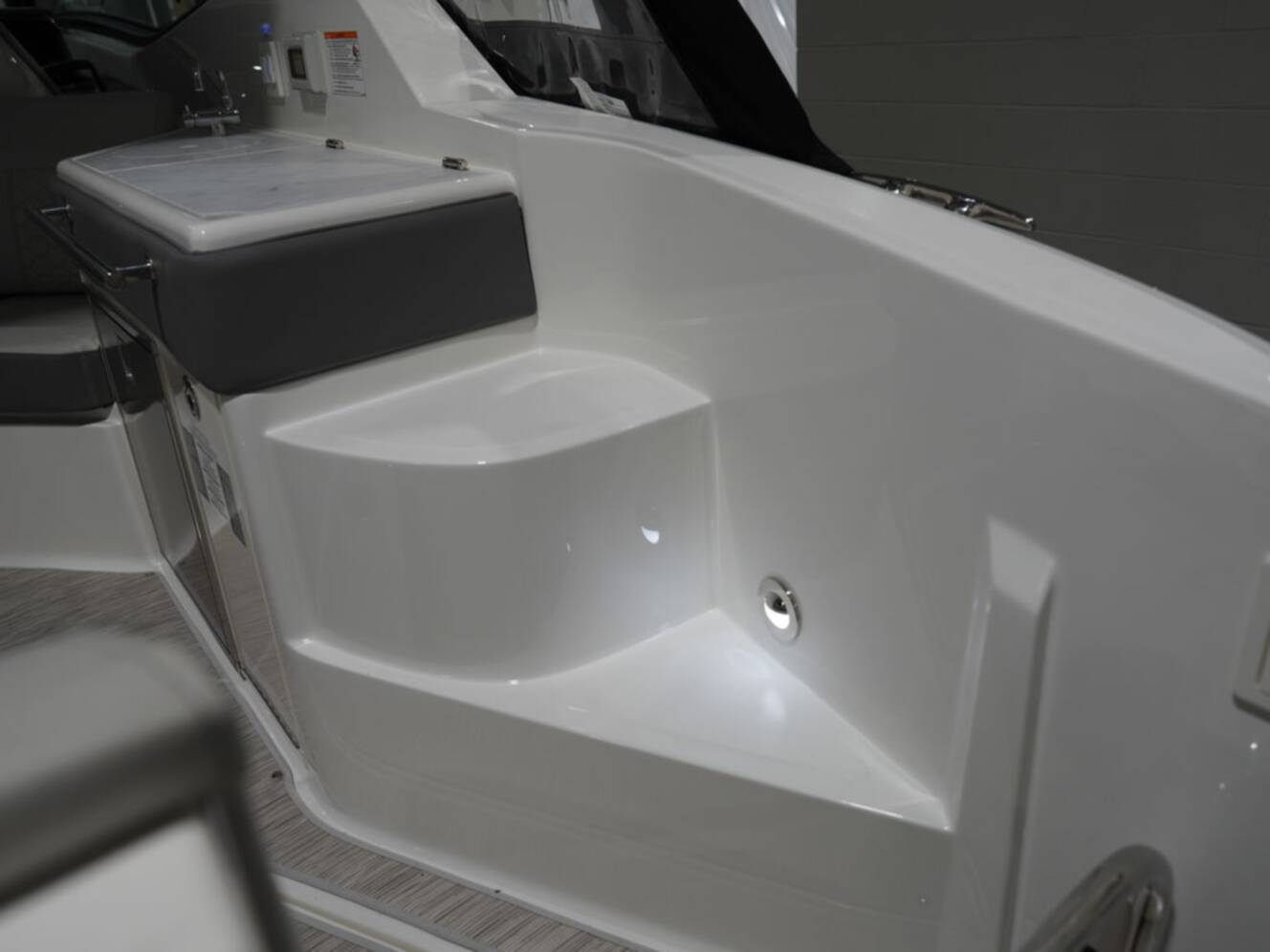 A photo of this 2026 Sea Ray Sundancer 320