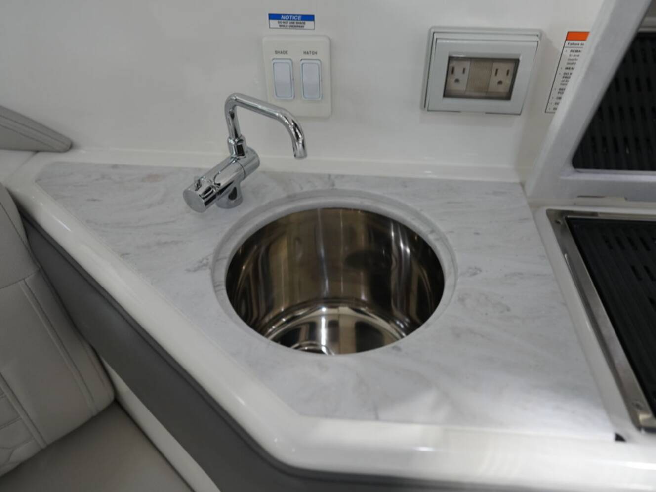 A photo of this 2026 Sea Ray Sundancer 320