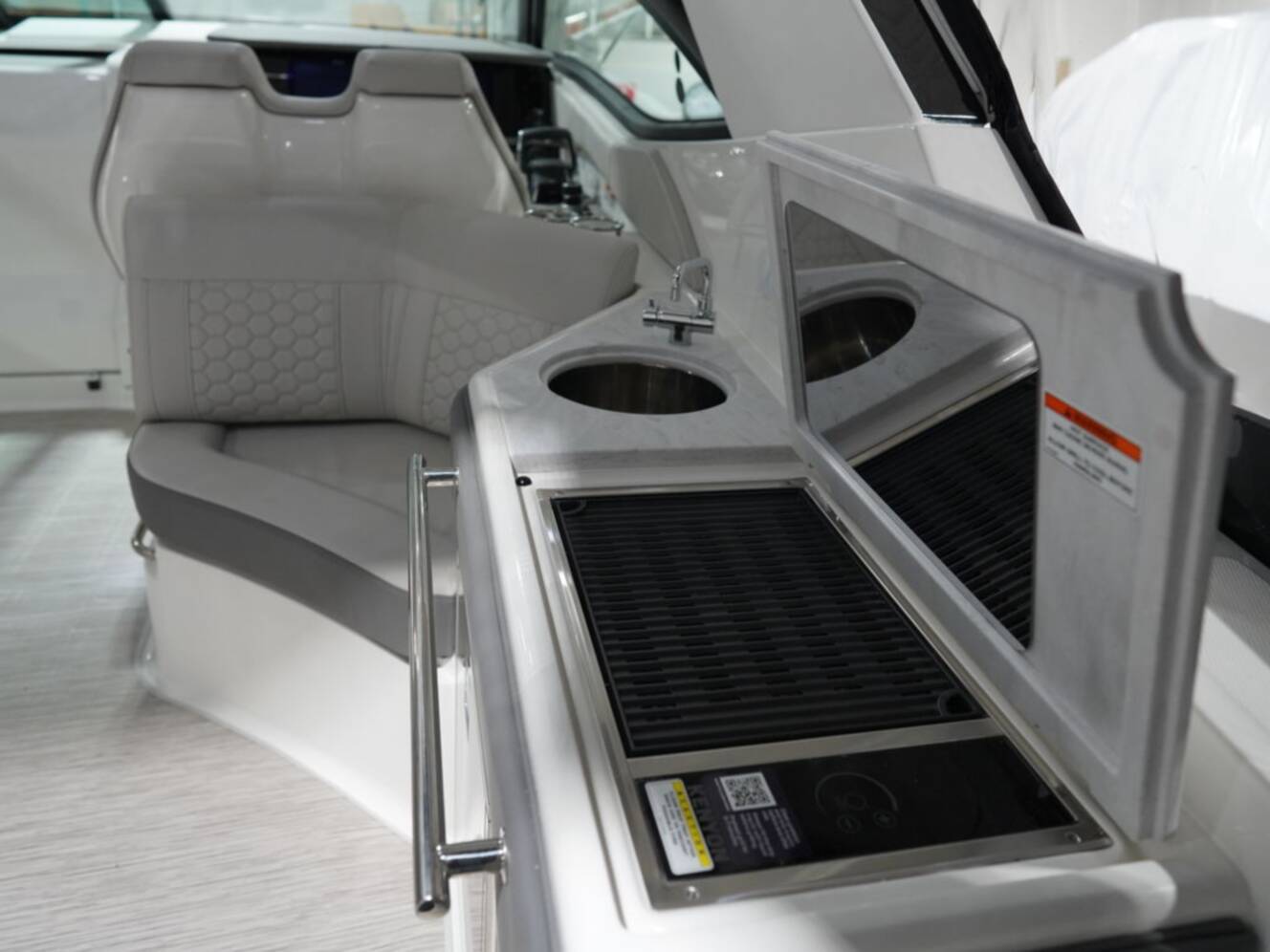 A photo of this 2026 Sea Ray Sundancer 320