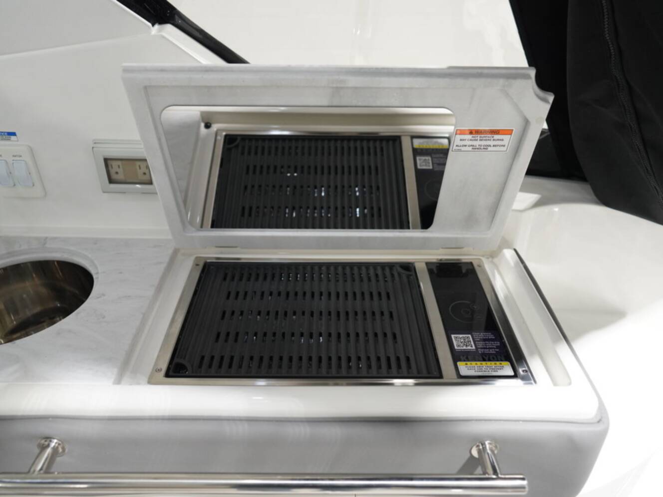 A photo of this 2026 Sea Ray Sundancer 320