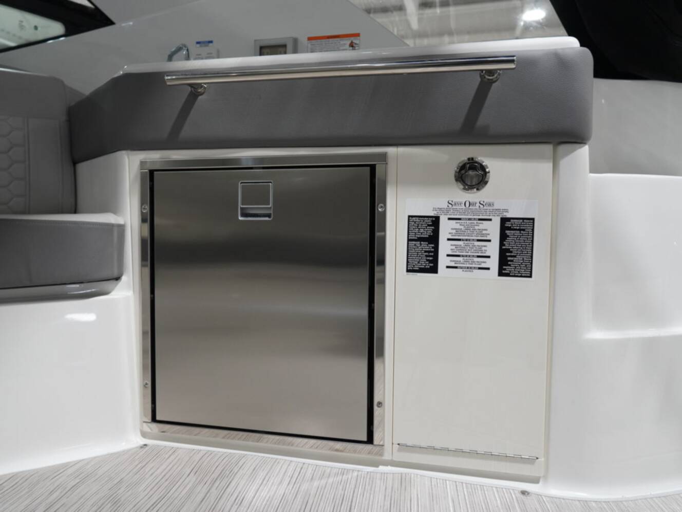A photo of this 2026 Sea Ray Sundancer 320