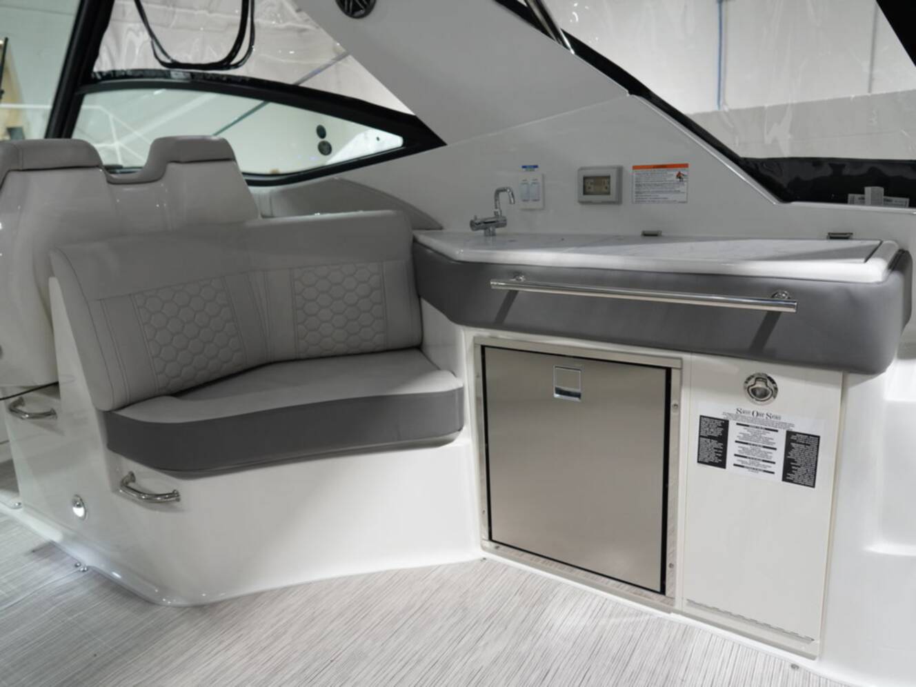 A photo of this 2026 Sea Ray Sundancer 320