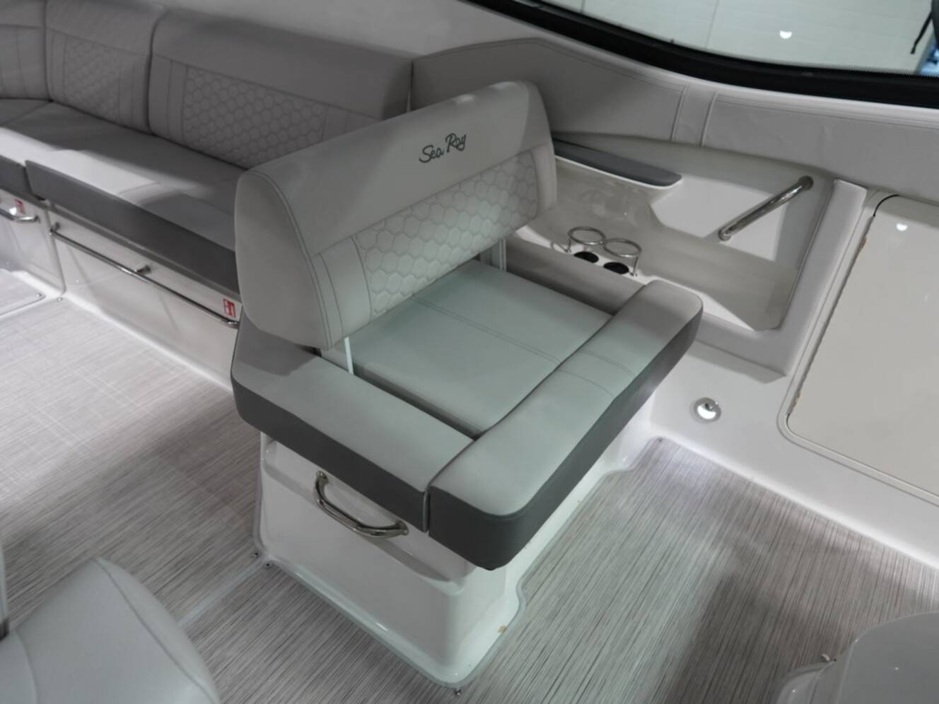 A photo of this 2026 Sea Ray Sundancer 320