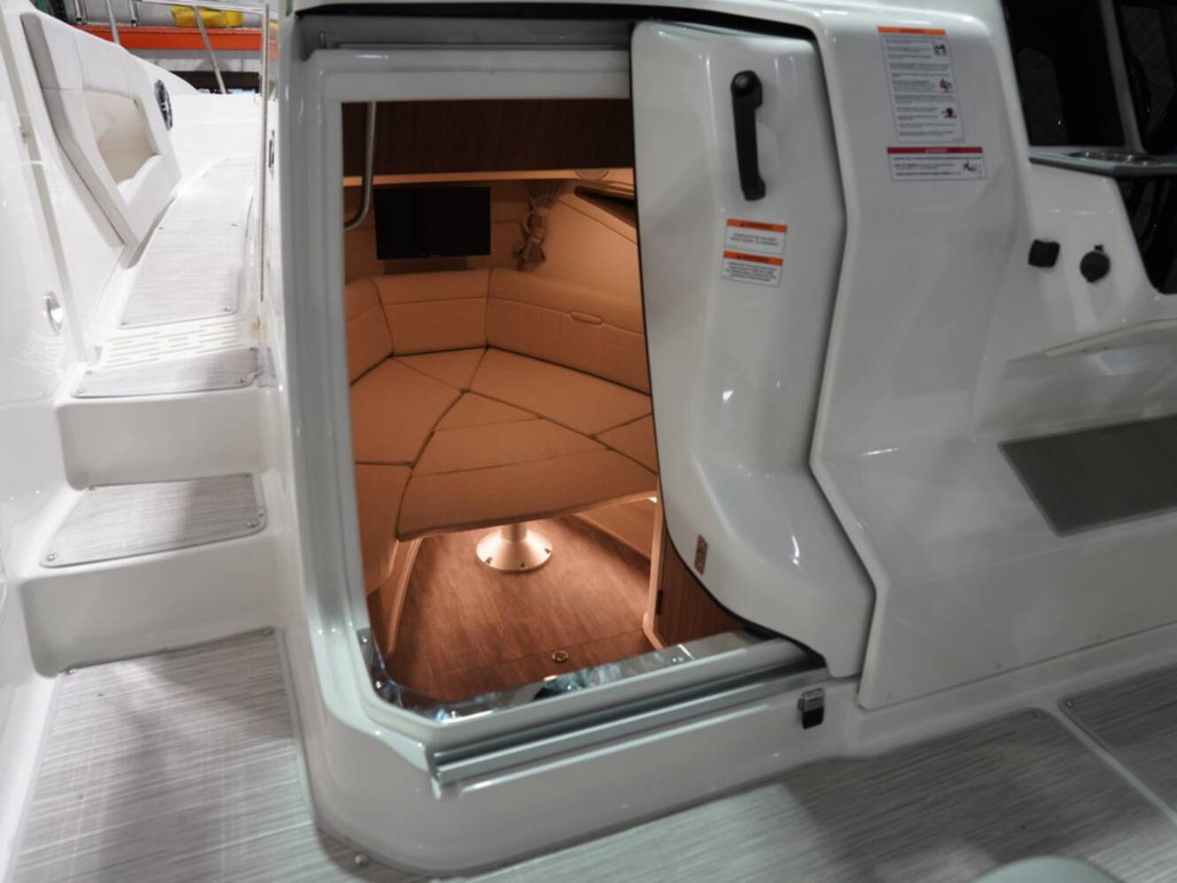 A photo of this 2026 Sea Ray Sundancer 320