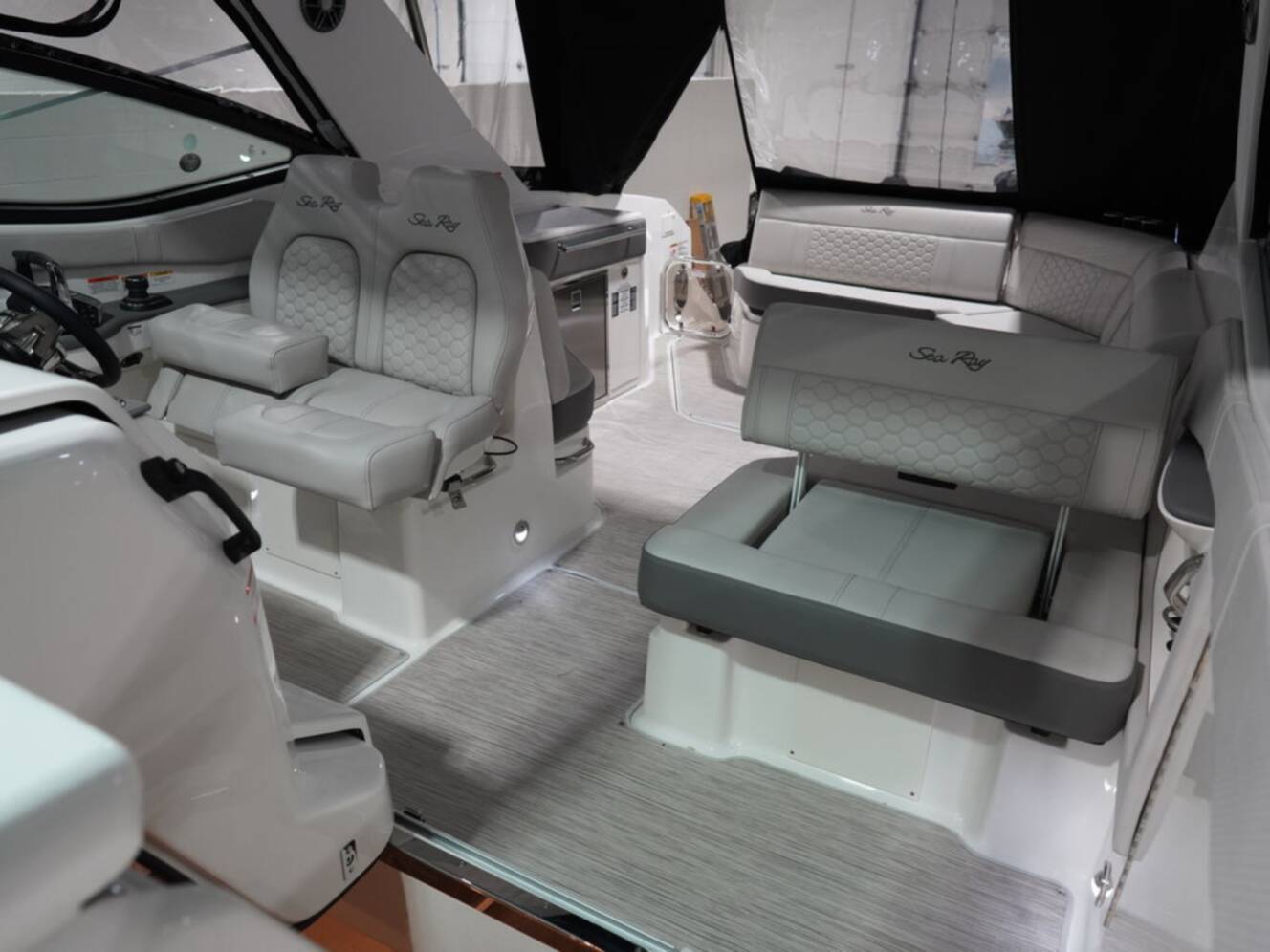 A photo of this 2026 Sea Ray Sundancer 320