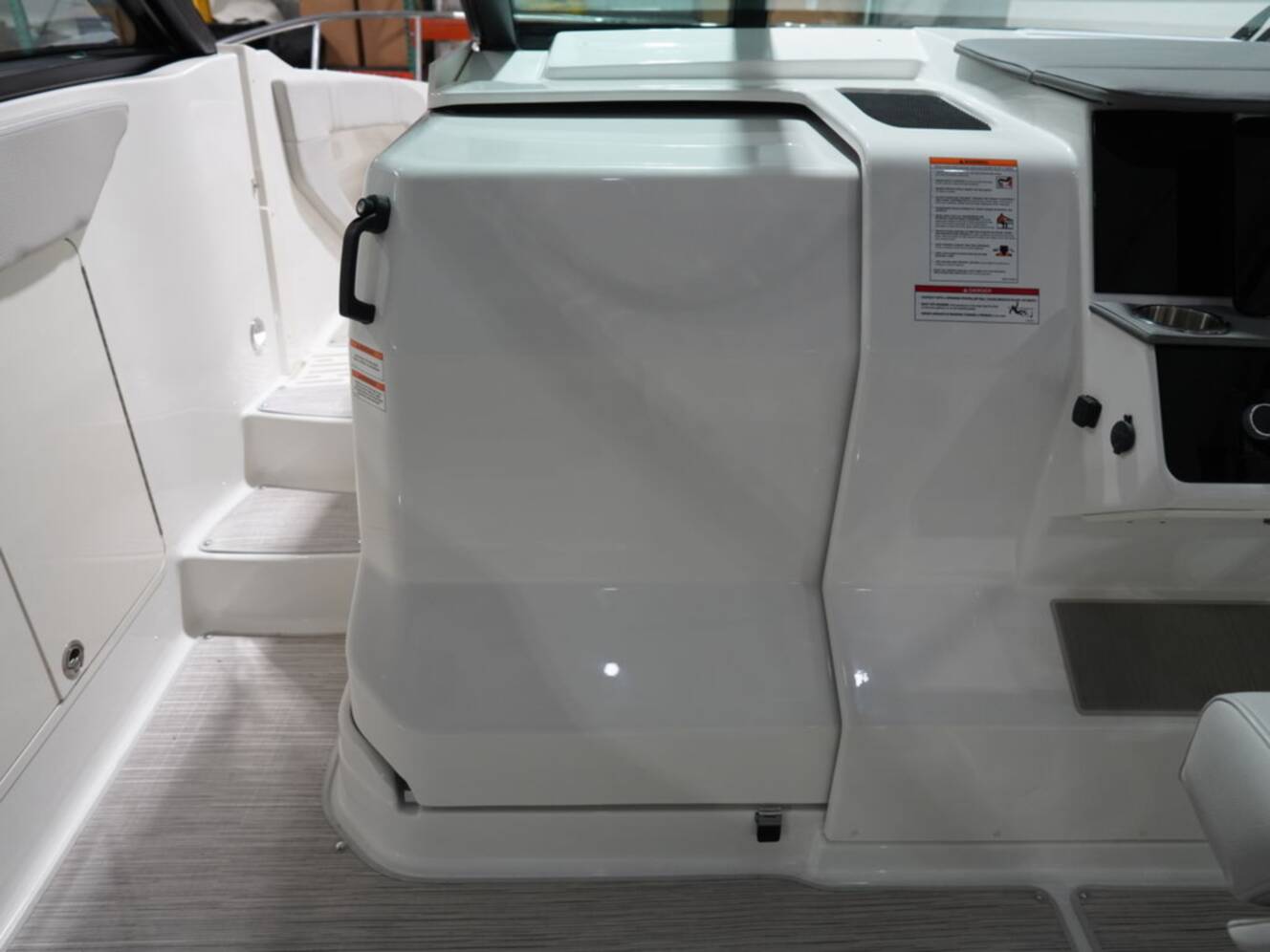 A photo of this 2026 Sea Ray Sundancer 320