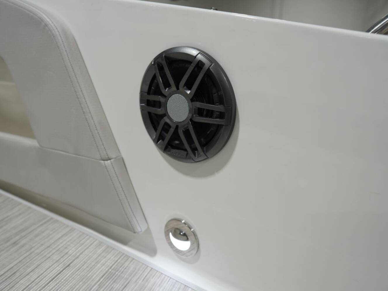 A photo of this 2026 Sea Ray Sundancer 320