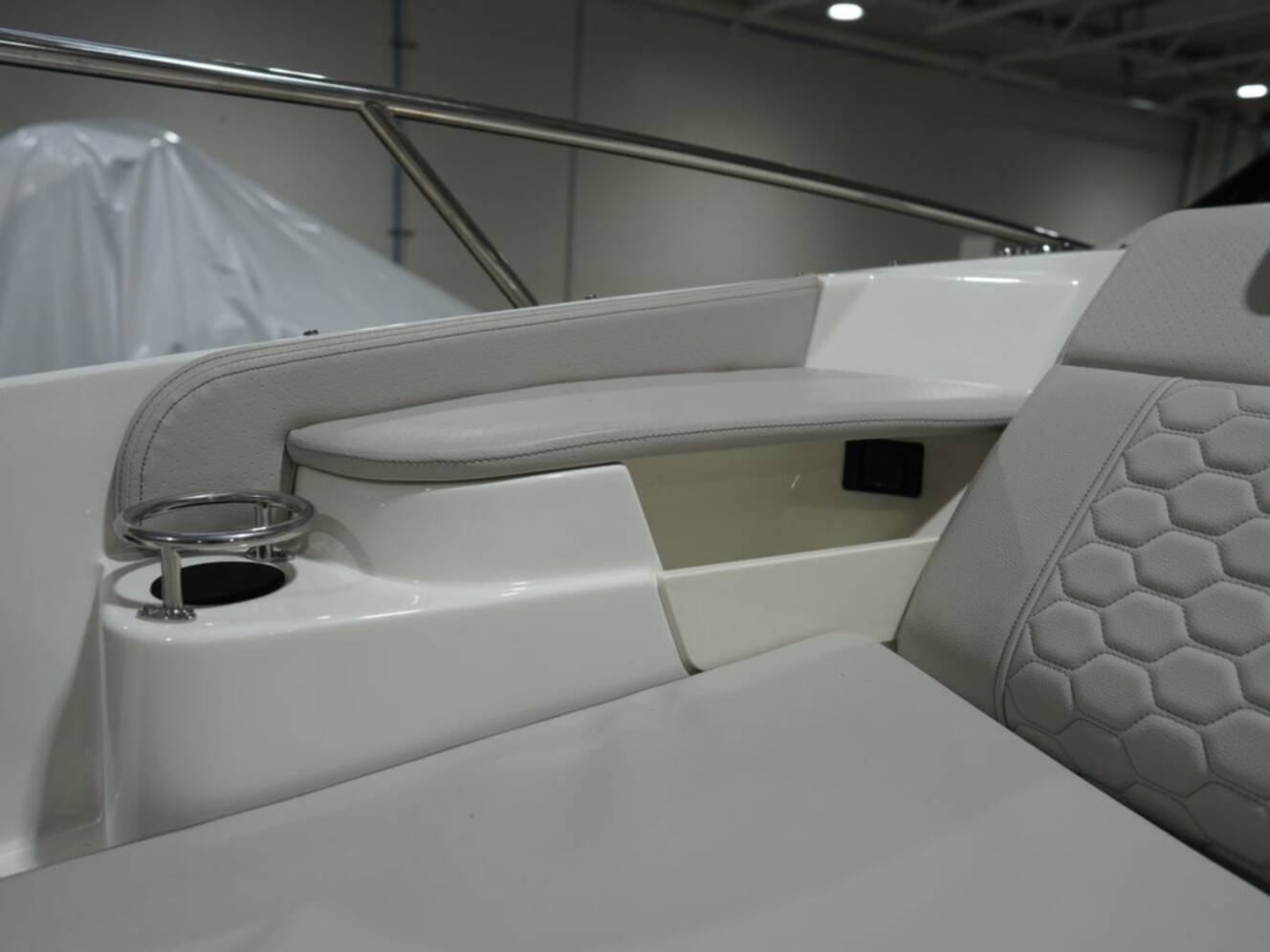 A photo of this 2026 Sea Ray Sundancer 320