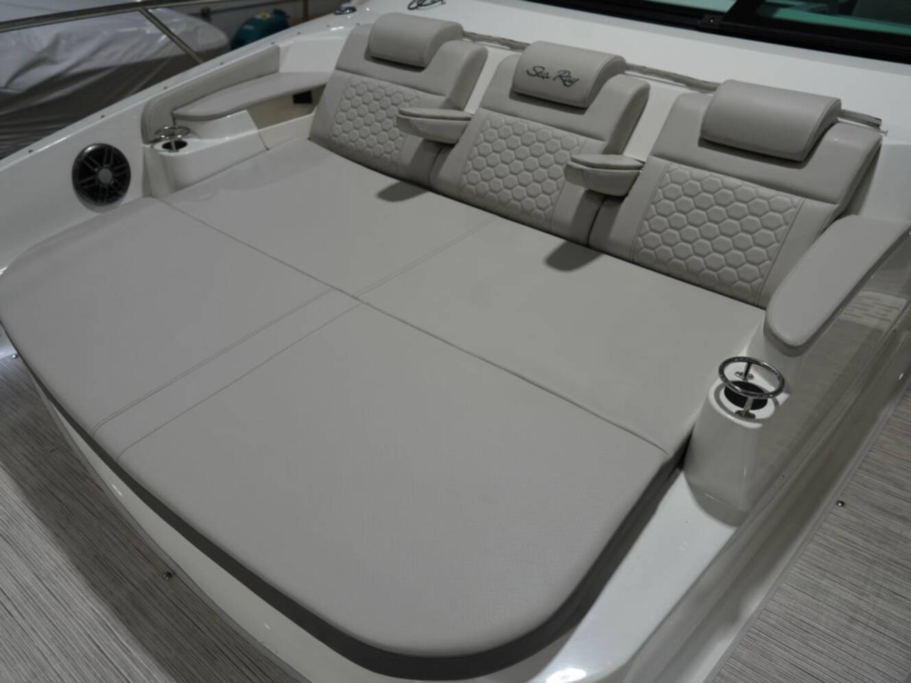 A photo of this 2026 Sea Ray Sundancer 320
