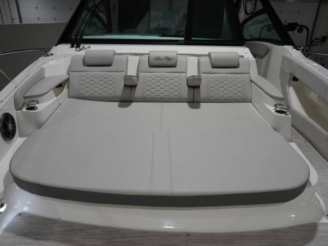 A photo of this 2026 Sea Ray Sundancer 320
