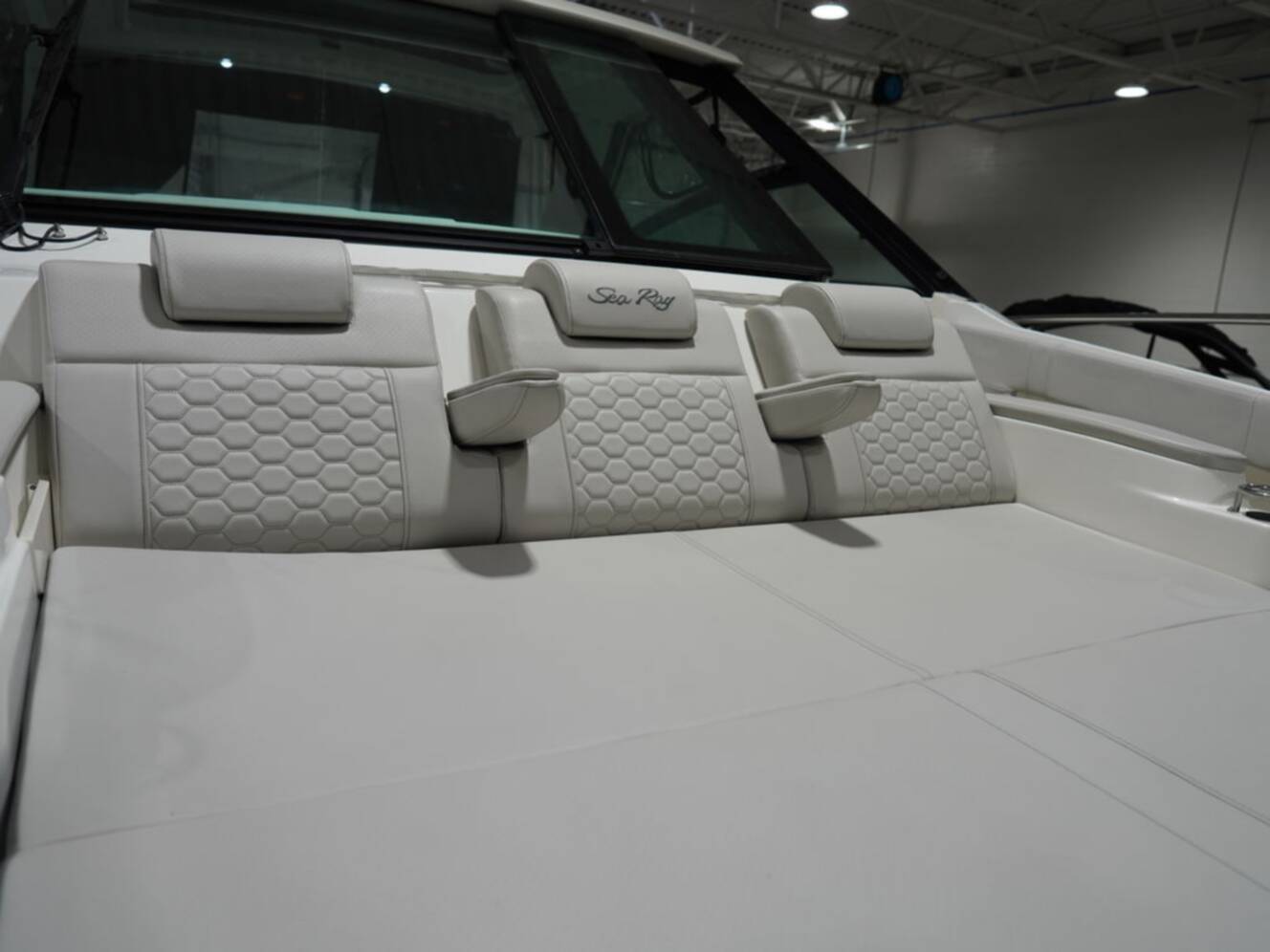 A photo of this 2026 Sea Ray Sundancer 320