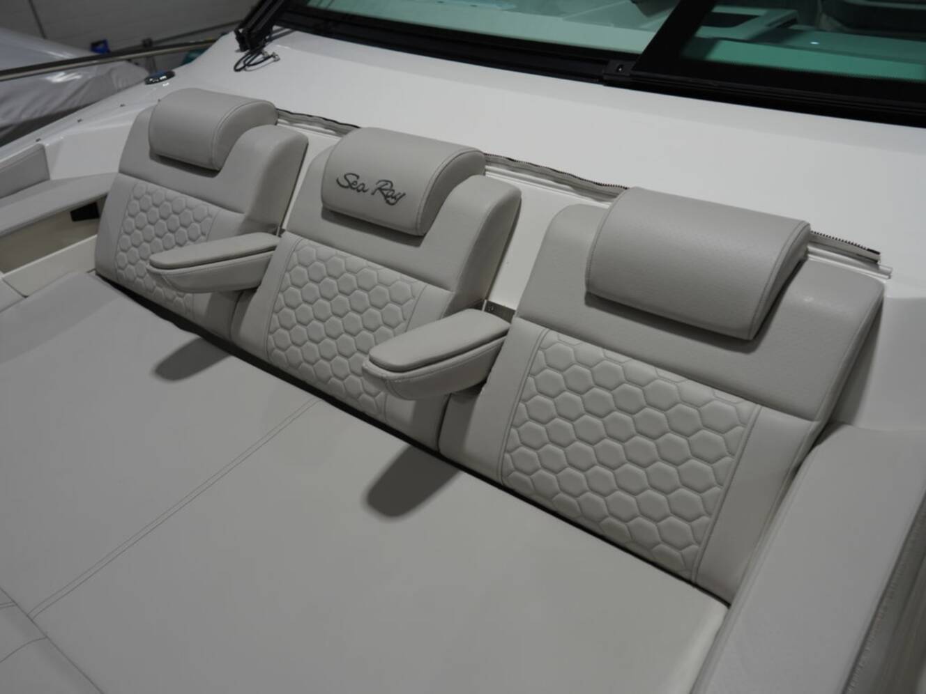 A photo of this 2026 Sea Ray Sundancer 320