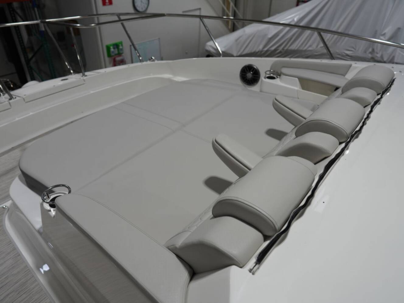 A photo of this 2026 Sea Ray Sundancer 320