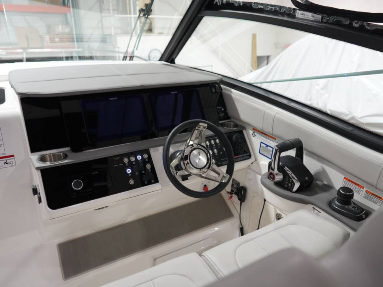 A photo of this 2026 Sea Ray Sundancer 320