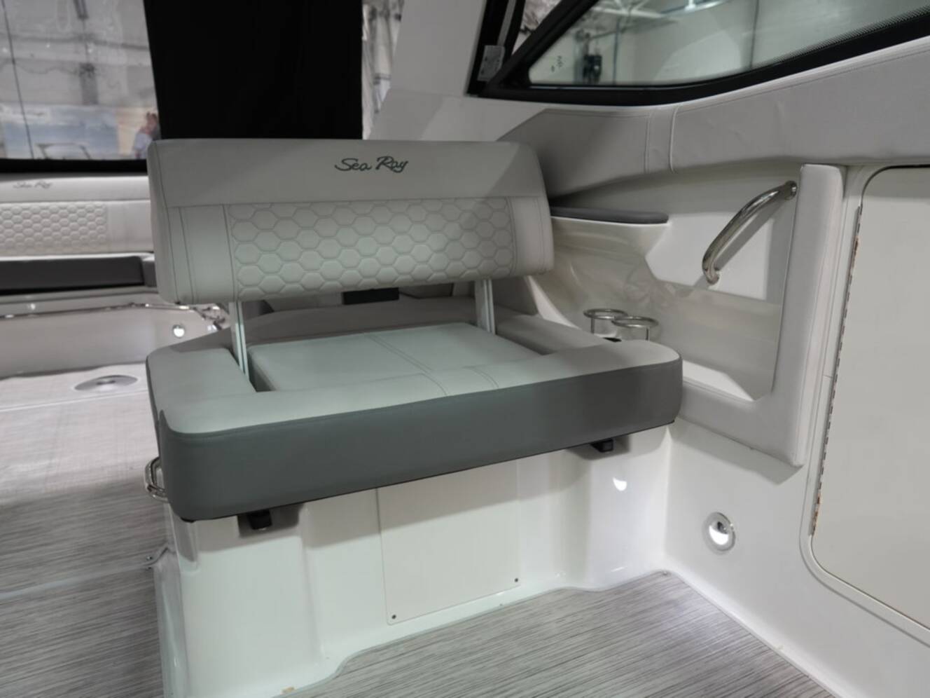A photo of this 2026 Sea Ray Sundancer 320
