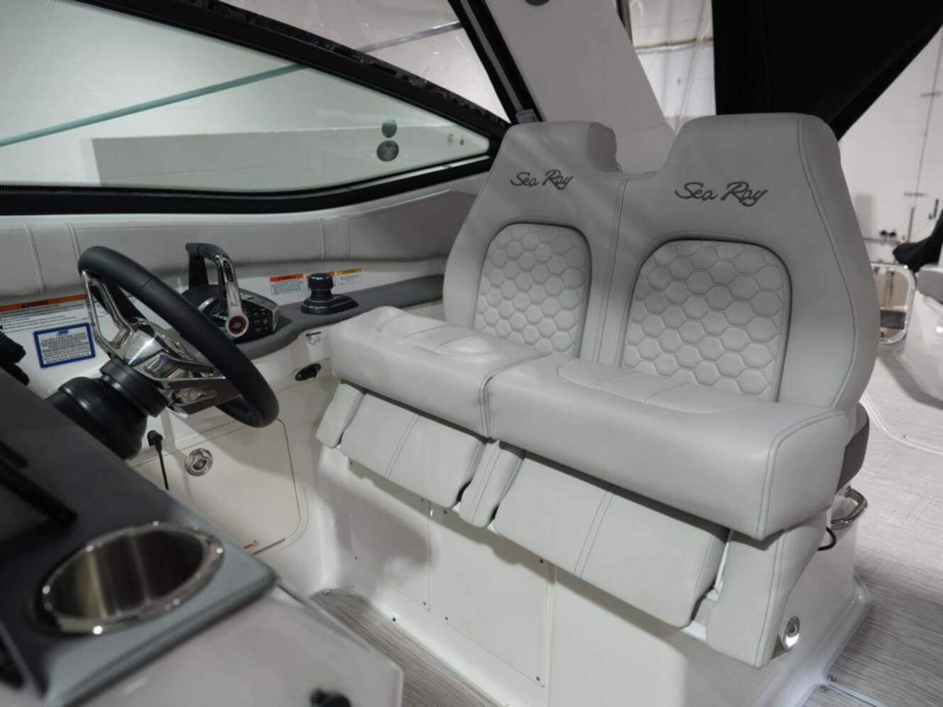 A photo of this 2026 Sea Ray Sundancer 320