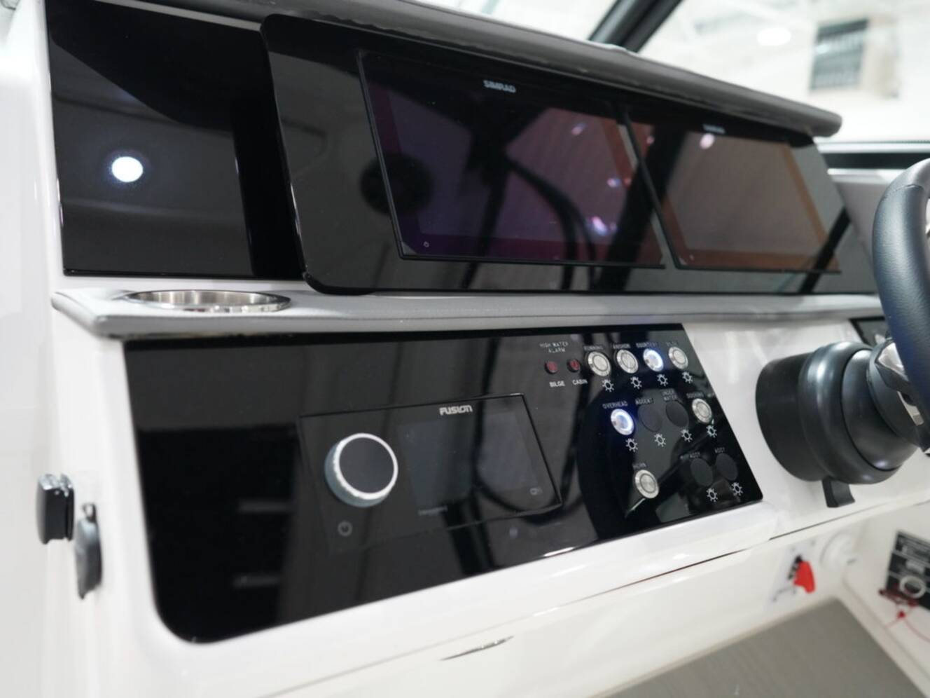 A photo of this 2026 Sea Ray Sundancer 320