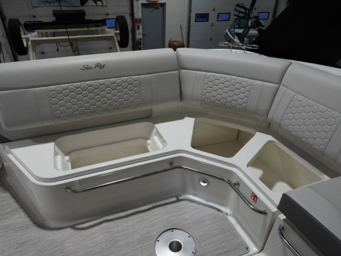 A photo of this 2026 Sea Ray Sundancer 320