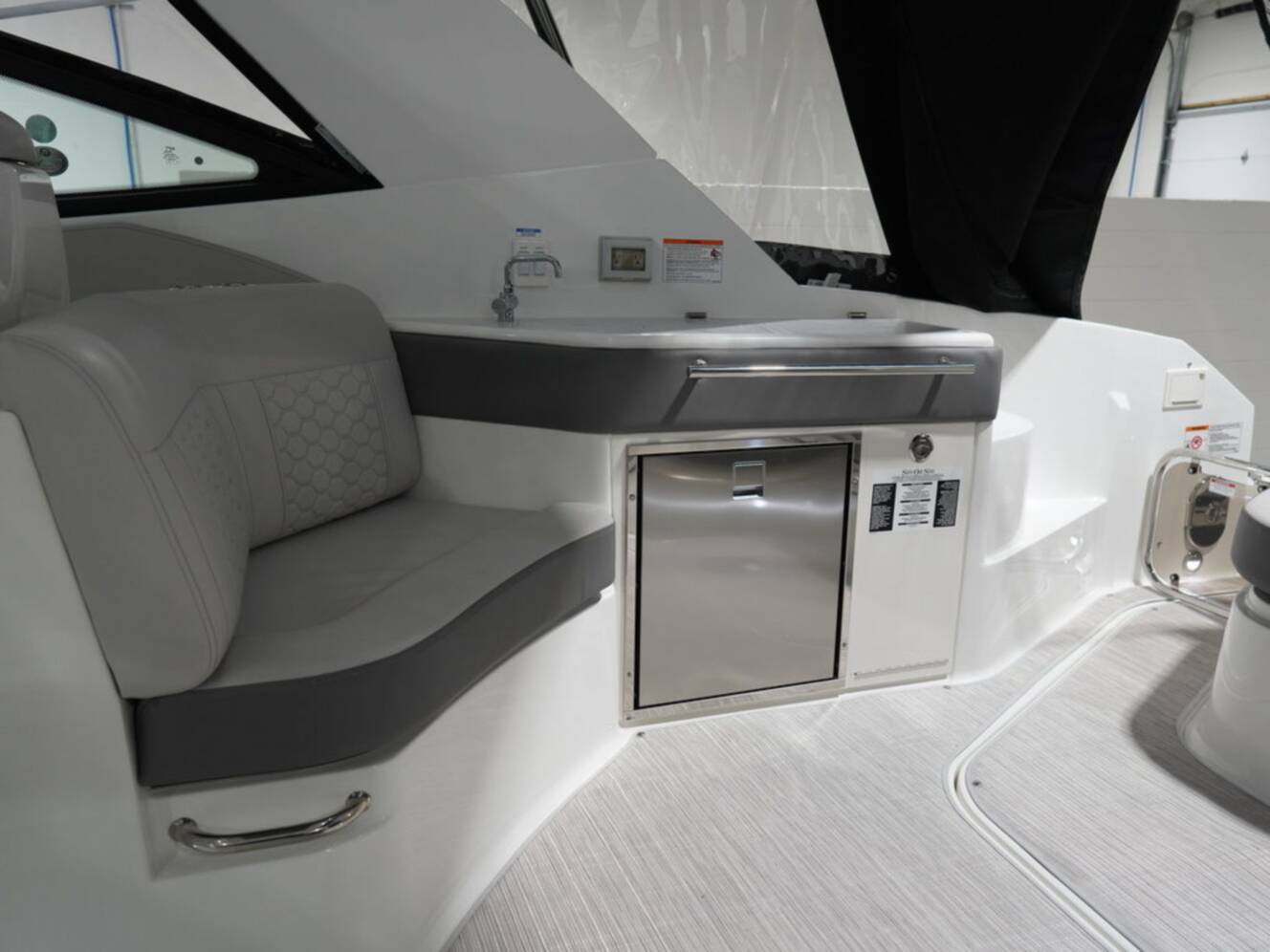 A photo of this 2026 Sea Ray Sundancer 320