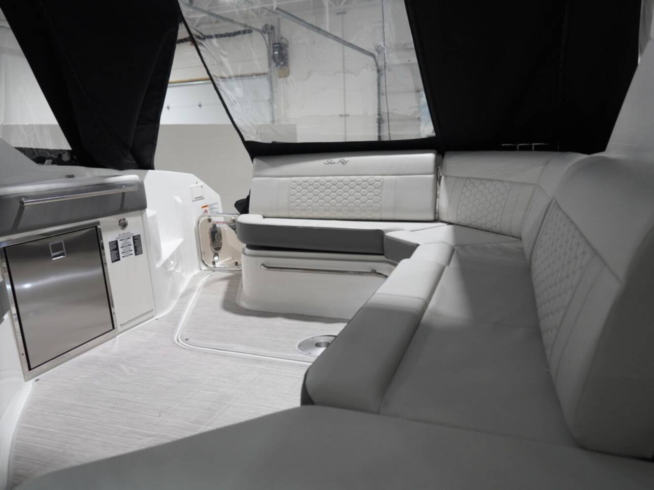 A photo of this 2026 Sea Ray Sundancer 320