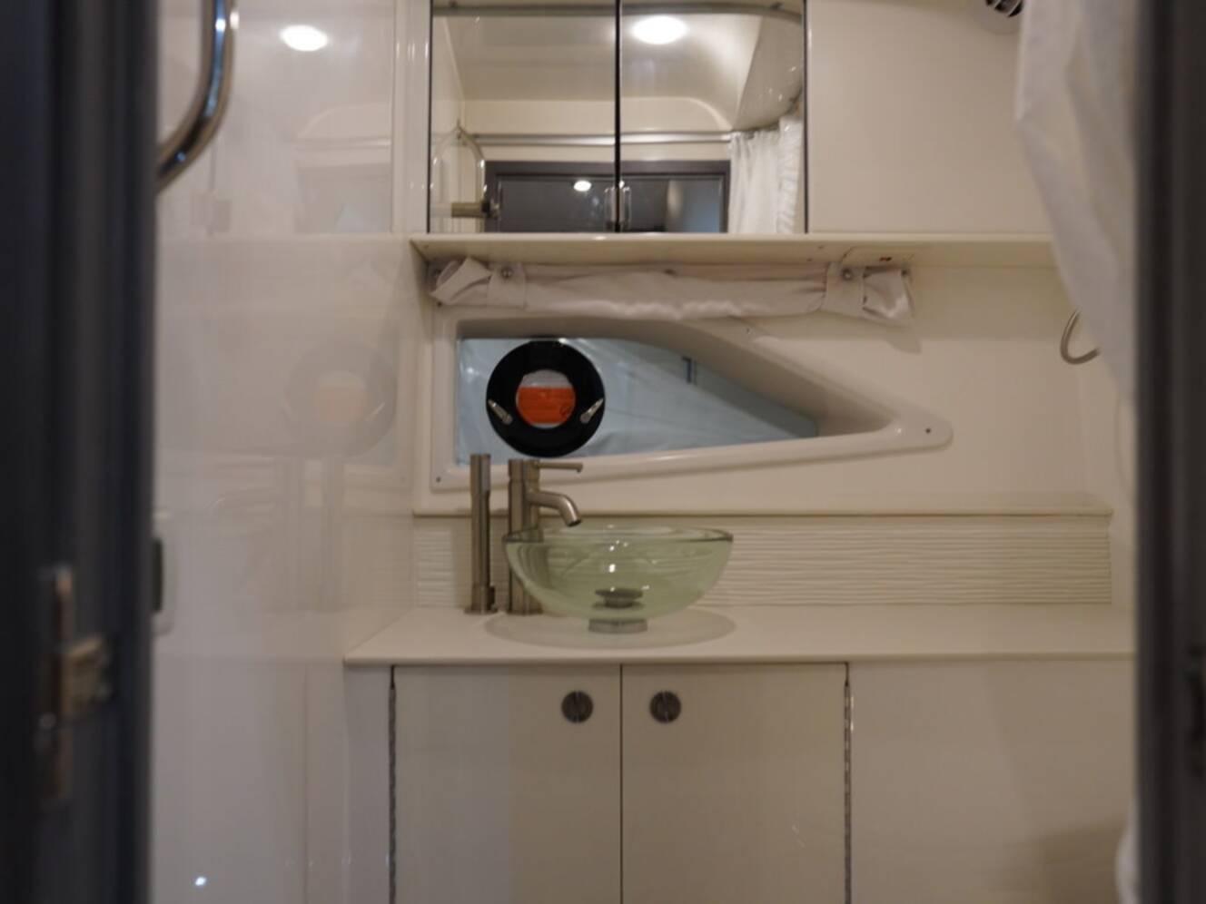 A photo of this 2026 Sea Ray Sundancer 320