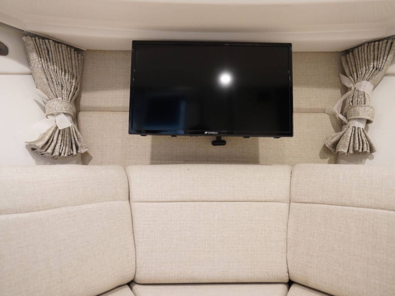 A photo of this 2026 Sea Ray Sundancer 320
