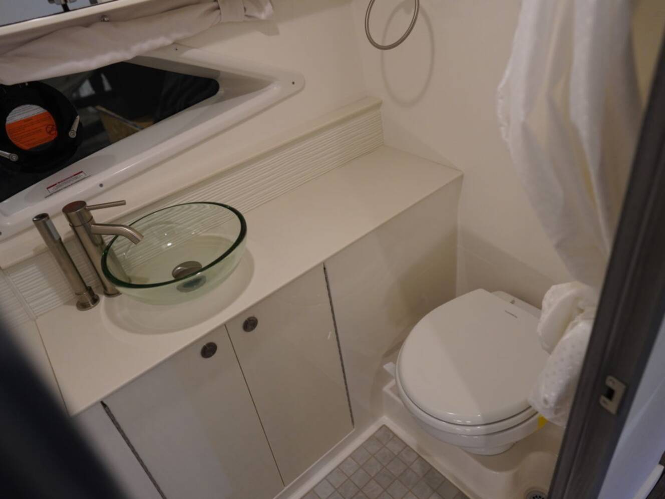 A photo of this 2026 Sea Ray Sundancer 320