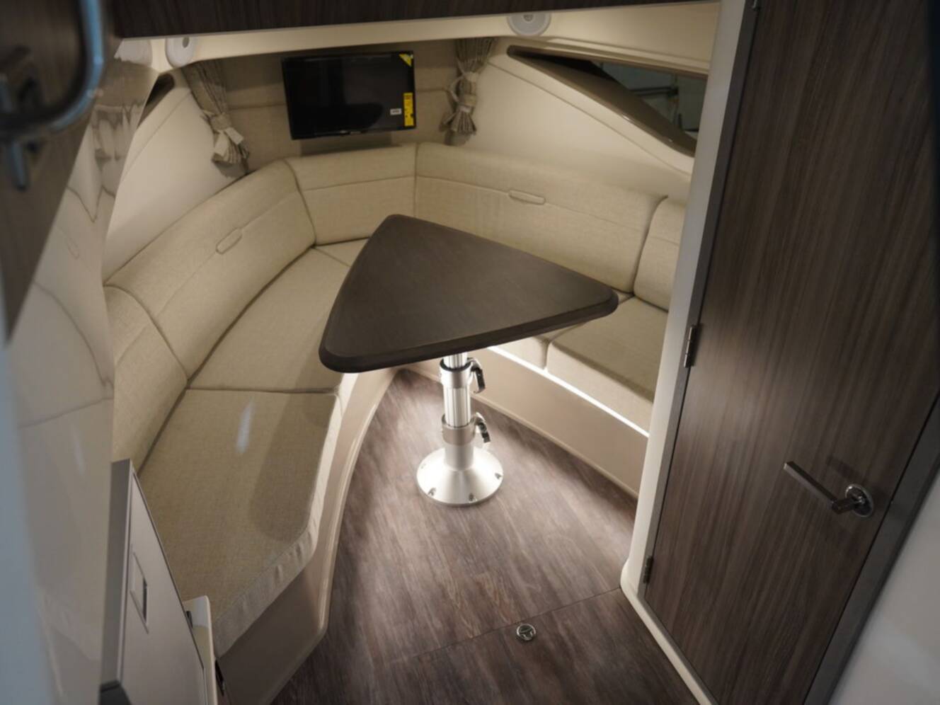 A photo of this 2026 Sea Ray Sundancer 320
