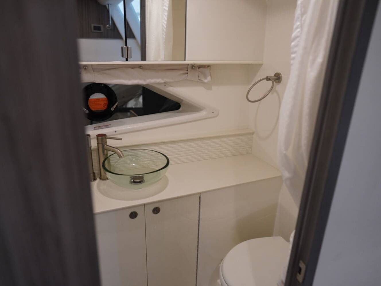 A photo of this 2026 Sea Ray Sundancer 320