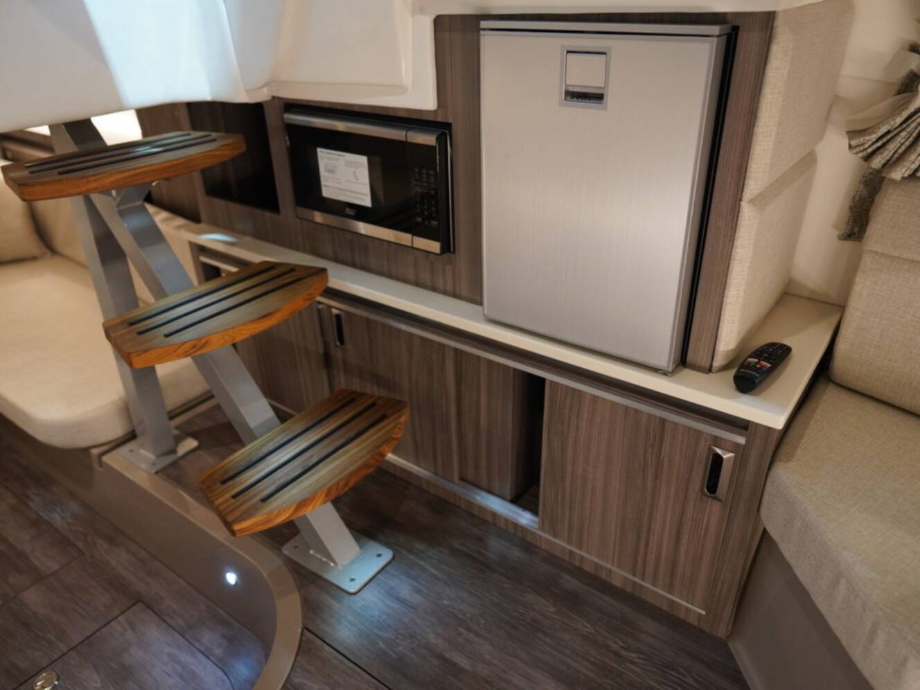 A photo of this 2026 Sea Ray Sundancer 320