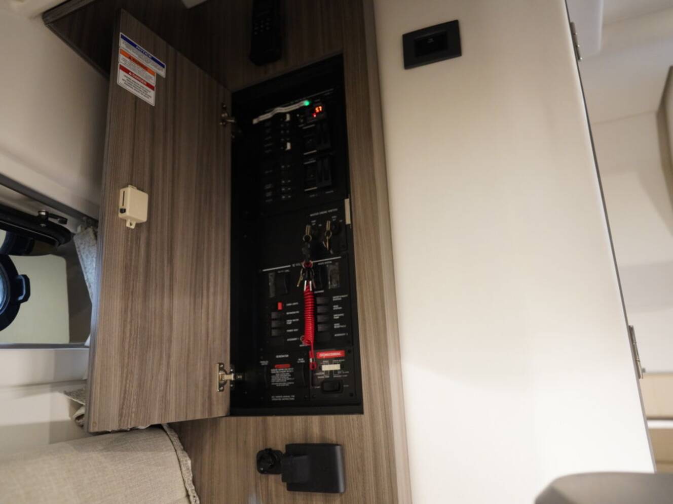 A photo of this 2026 Sea Ray Sundancer 320