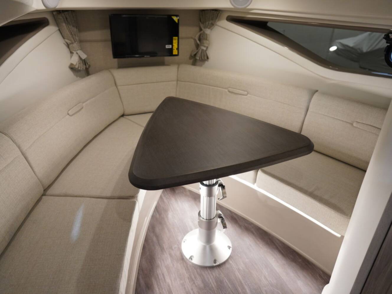 A photo of this 2026 Sea Ray Sundancer 320
