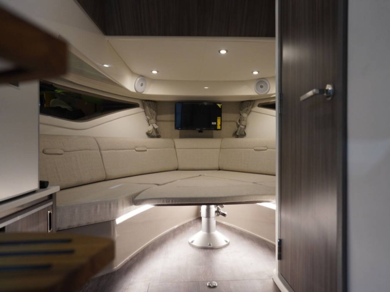 A photo of this 2026 Sea Ray Sundancer 320