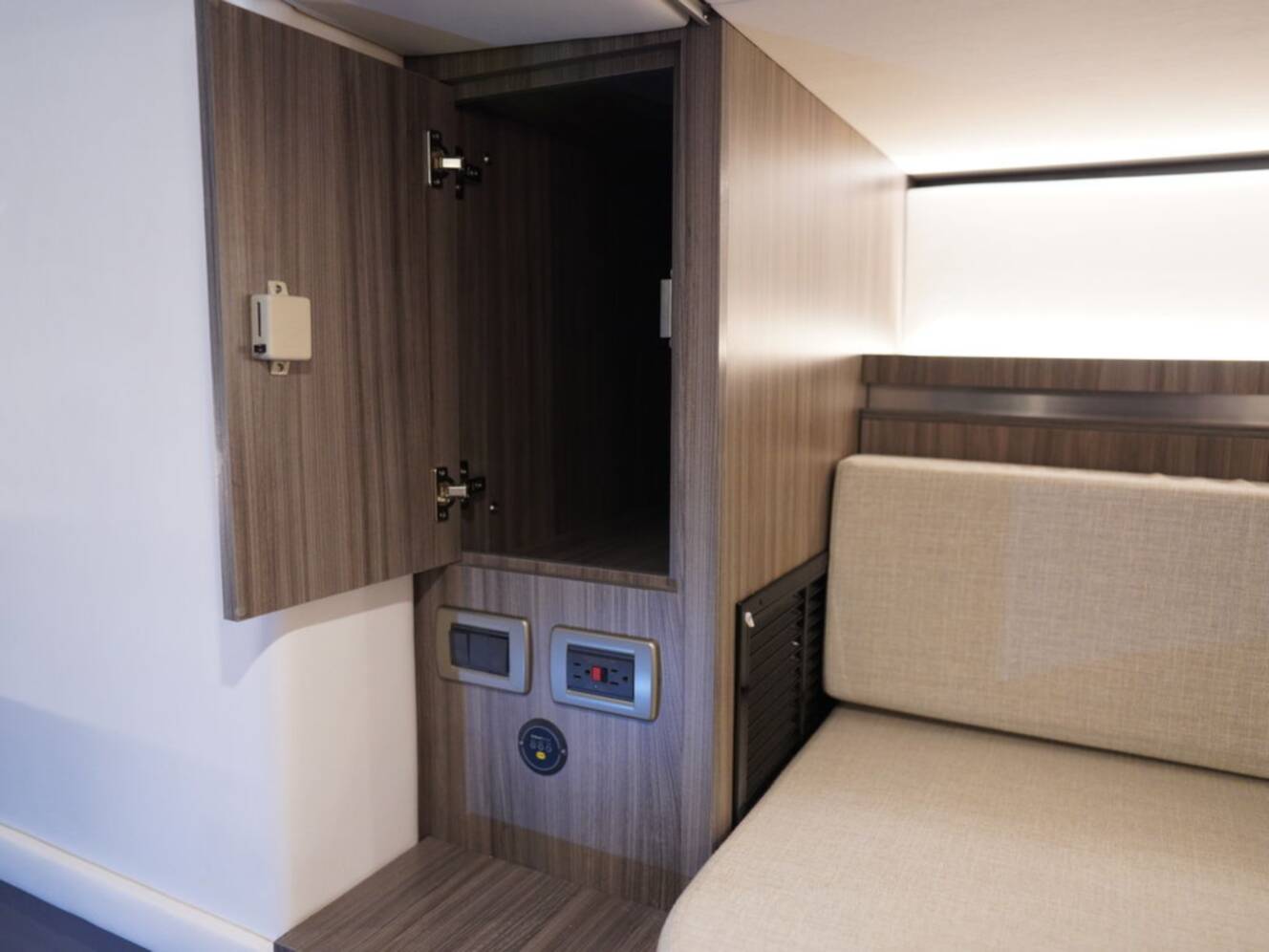 A photo of this 2026 Sea Ray Sundancer 320